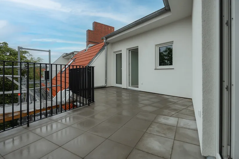 Moderne Dachgeschosswohnung mit großzügiger Terrasse und Klimaanlage im Schillerkiez — photo 1